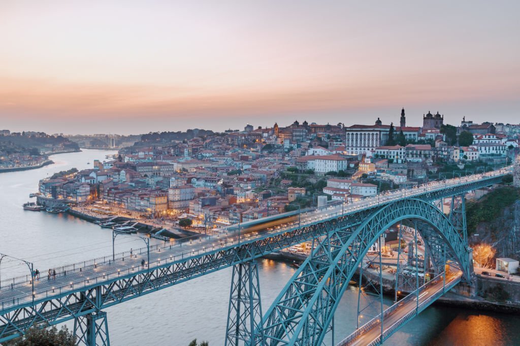 Quang cảnh sông Douro và thành phố Oporto khi hoàng hôn. Porto (Oporto), Bồ Đào Nha