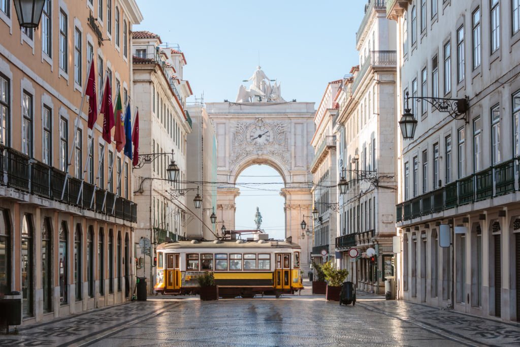 Xe điện trước cổng vòm Rua Augusta, Lisbon, Bồ Đào Nha