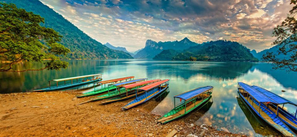 Khi tới hồ Ba Bể, bạn đừng quên thuê thuyền để chu du thưởng ngoạn trên dòng sông với vẻ đẹp huyền ảo tựa chốn bồng lai tiên cảnh này