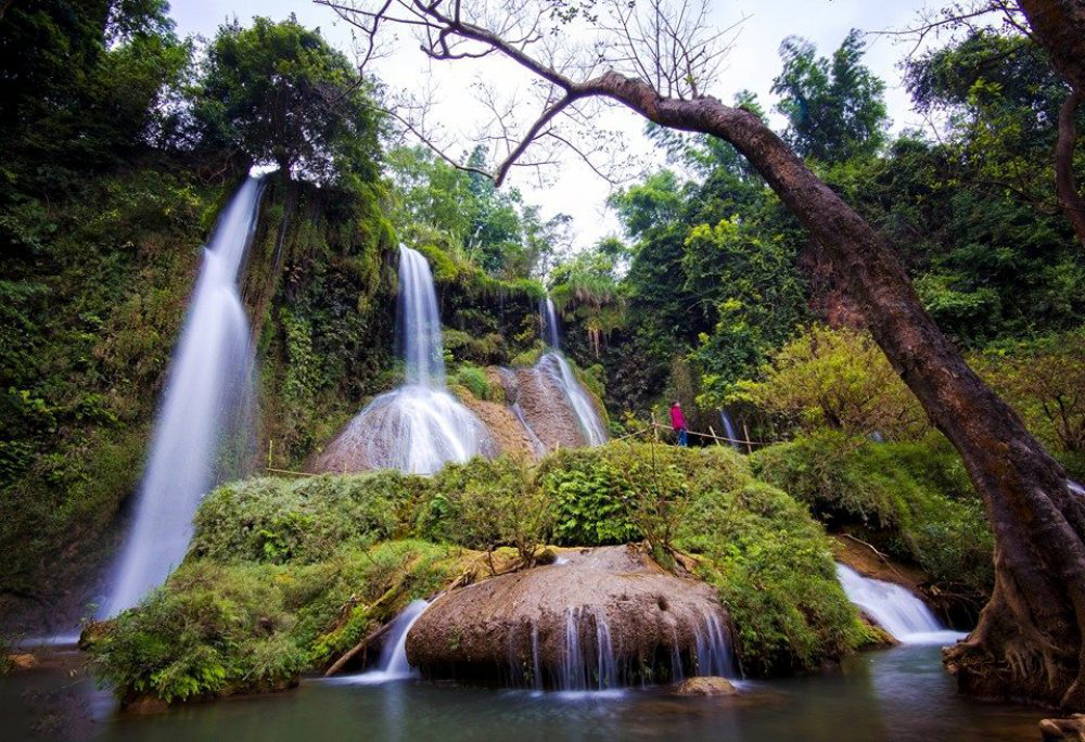 Thác Dải Yếm còn có các tên gọi khác là “thác Nàng”, “thác Bản Vặt”, nằm ở xã Mường La, huyện Mộc Châu, tỉnh Sơn La
