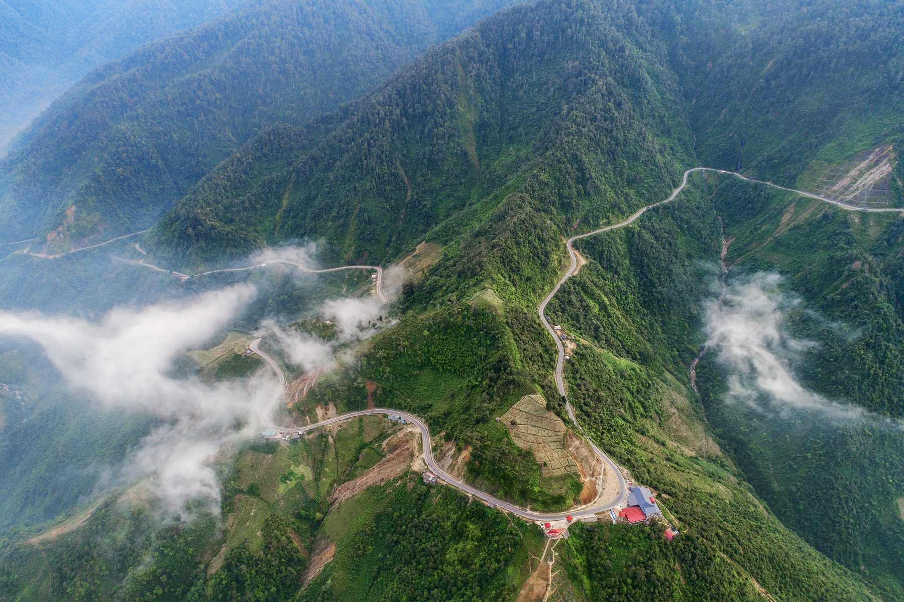Đèo Khau Phạ là một trong những cung đường đèo quanh co và dốc đứng thuộc hàng bậc nhất Việt Nam 