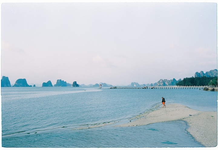 Biển Vân Đồn nổi tiếng với nước biển xanh trong
