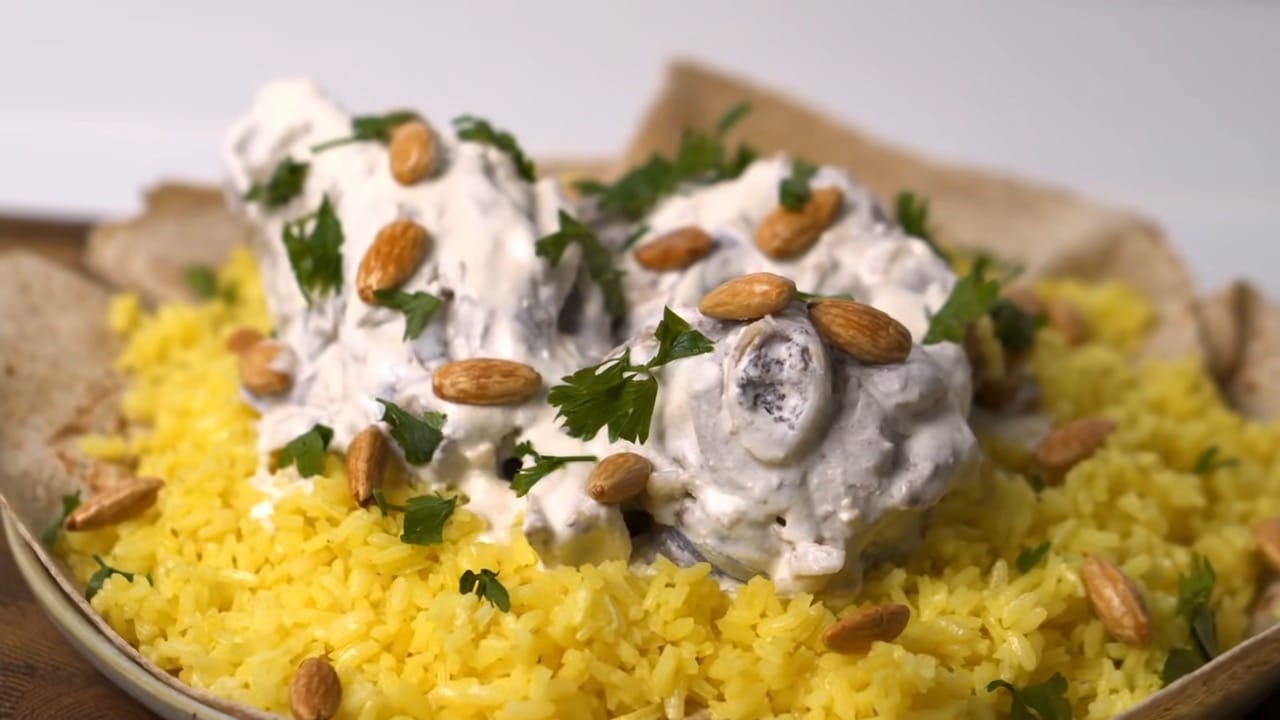 Mansaf - món ăn truyền thống của Jordan thường dùng tay để thưởng thức