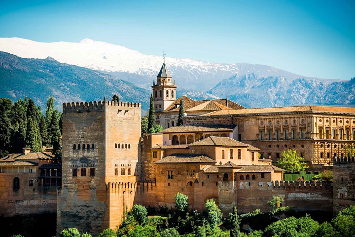 Pháo đài Alhambra chắc chắn là địa điểm bạn không nên bỏ qua khi đến thăm Tây Ban Nha.