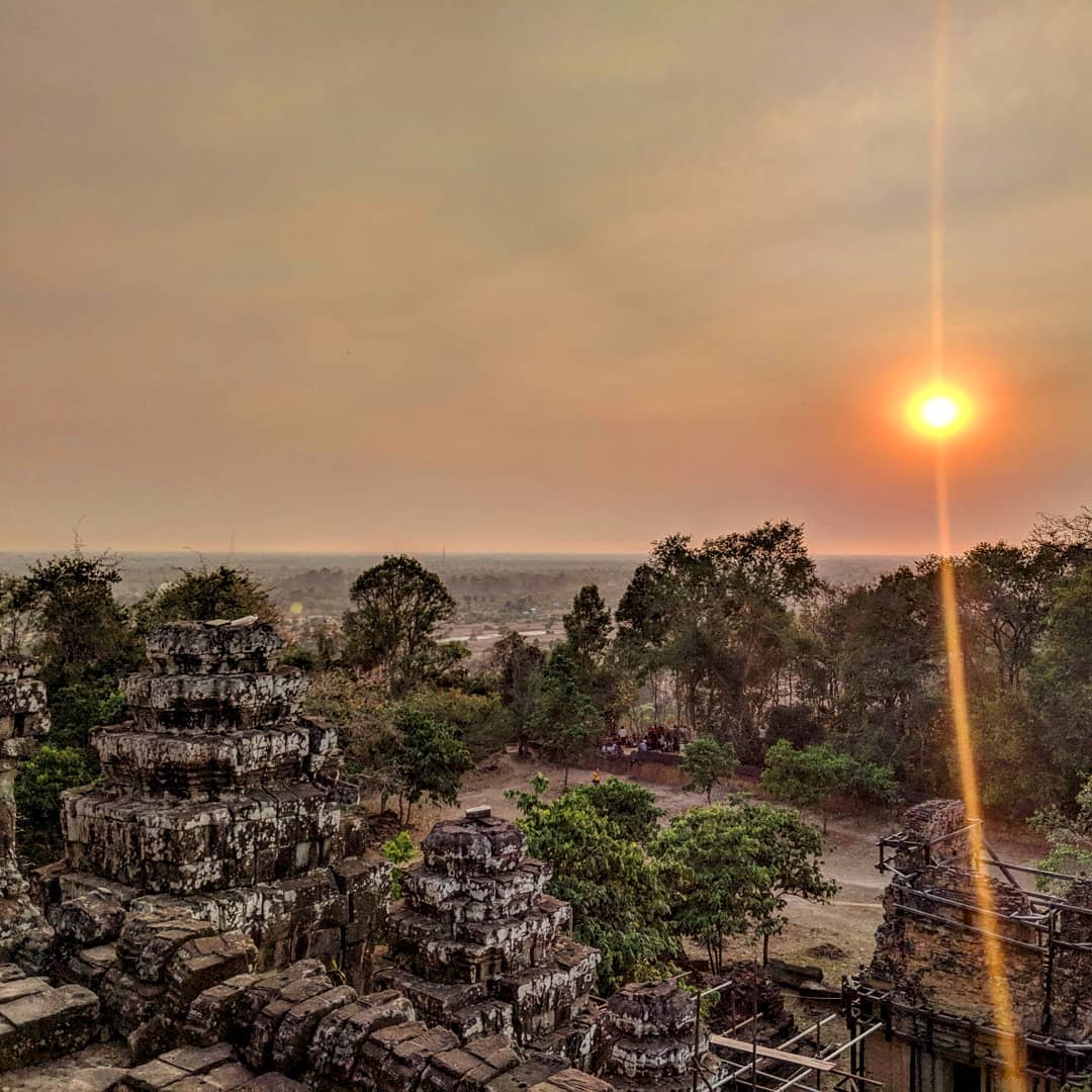 Nếu bạn yêu thích di sản văn hóa của Campuchia, hãy ghé qua trang Pixabay và xem những hình ảnh tuyệt đẹp của đồi Bakheng - ngôi đền nổi tiếng tại thủ đô Angkor Wat.