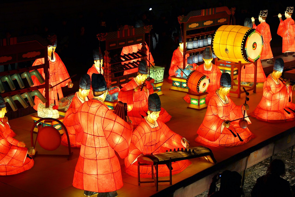 Lễ hội đèn lồng Hàn Quốc hay còn được gọi với tên gọi khác là Yeon Deung Hoe – một lễ hội truyền thống có lịch sử ngàn năm với mong ước về sự hạnh phúc và sung túc của người Hàn.