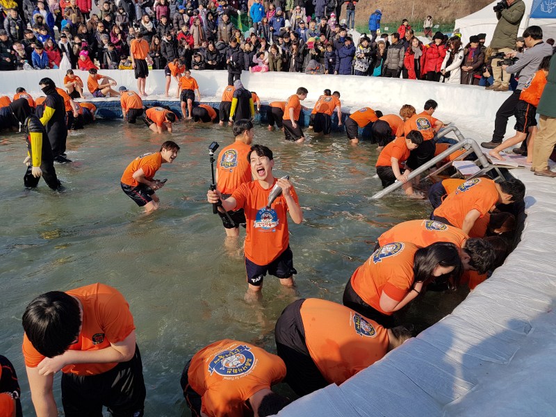 Lễ hội câu cá hồi trên băng tại Gangwon-do 
