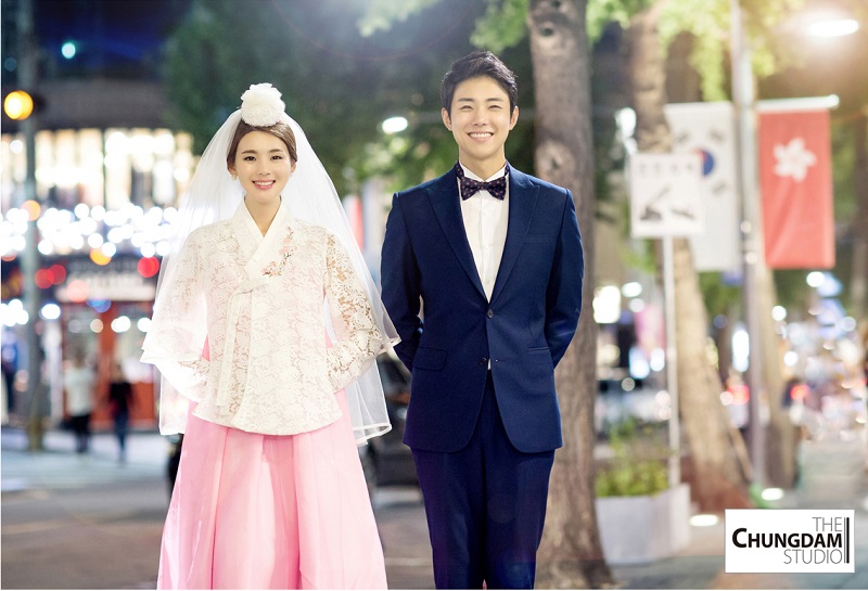 Cùng chúng tôi khám phá nét đẹp truyền thống của Hàn Quốc qua bộ ảnh cưới tuyệt vời. Với những trang phục truyền thống độc đáo và nền cảnh đẹp lung linh, mọi người sẽ thật sự bị cuốn hút bởi vẻ đẹp đậm chất Hàn Quốc.