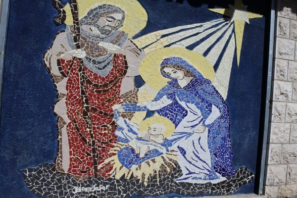 Tranh tường kiểu mosaic – ghép hoặc khảm các mảnh nhỏ bằng đá hoặc kính, thuỷ tinh màu – mô tả cảnh Chúa Giáng Sinh trên đường phố Bethlehem