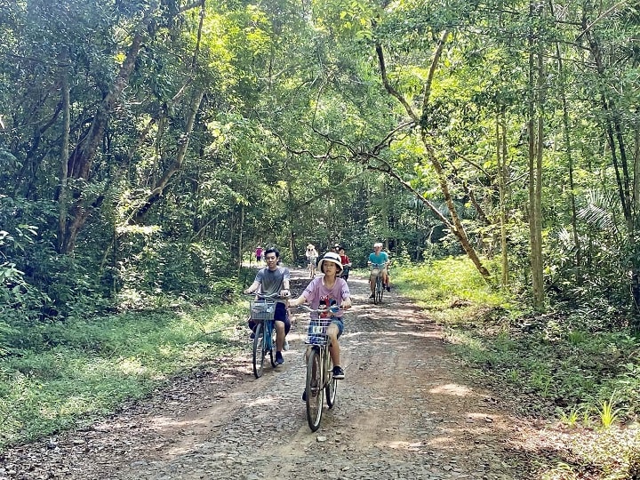 Cả gia đình cùng đạp xe đón nắng sớm tại Nam Cát Tiên 